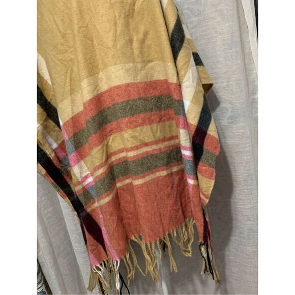 NEW WITHOUT TAGS Woolrich soft plaid style tan and red poncho/shawl cape ONE SIZ - Picture 4 of 4